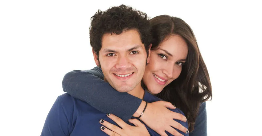 pareja abrazada